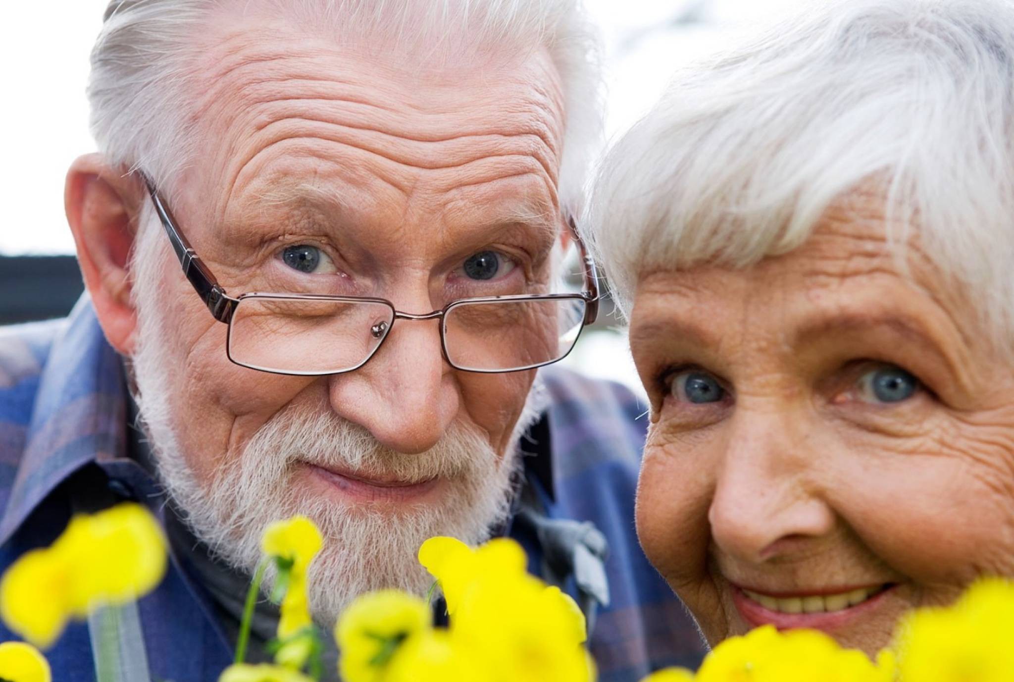 Добрые пенсионеры. Пожилые люди. Счастливые пожилые люди. Пенсионеры. Старики.