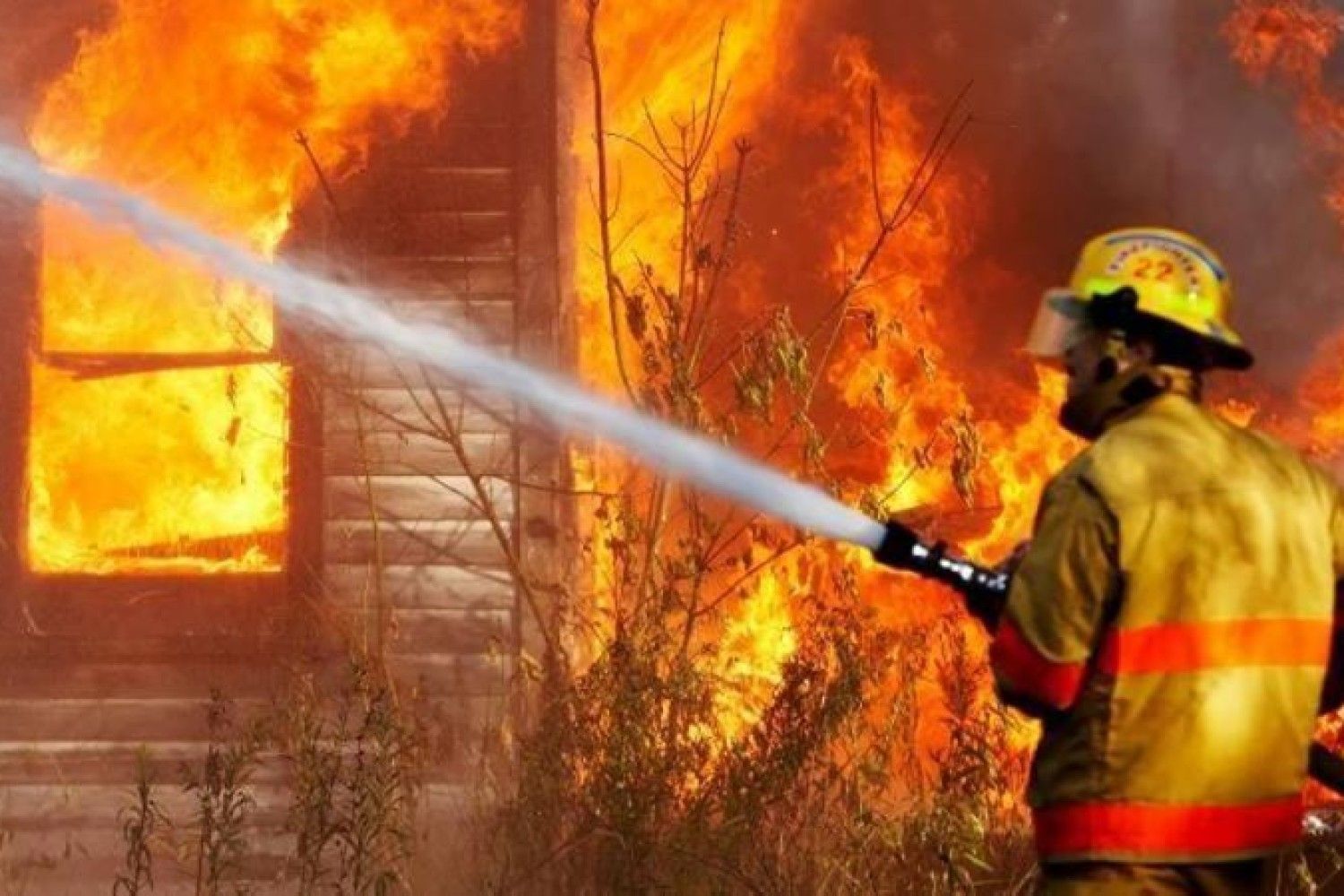 Пожарник тушит пожар. Тушение пожара. Пожарные тушат пожар. Тушение пожара в доме.